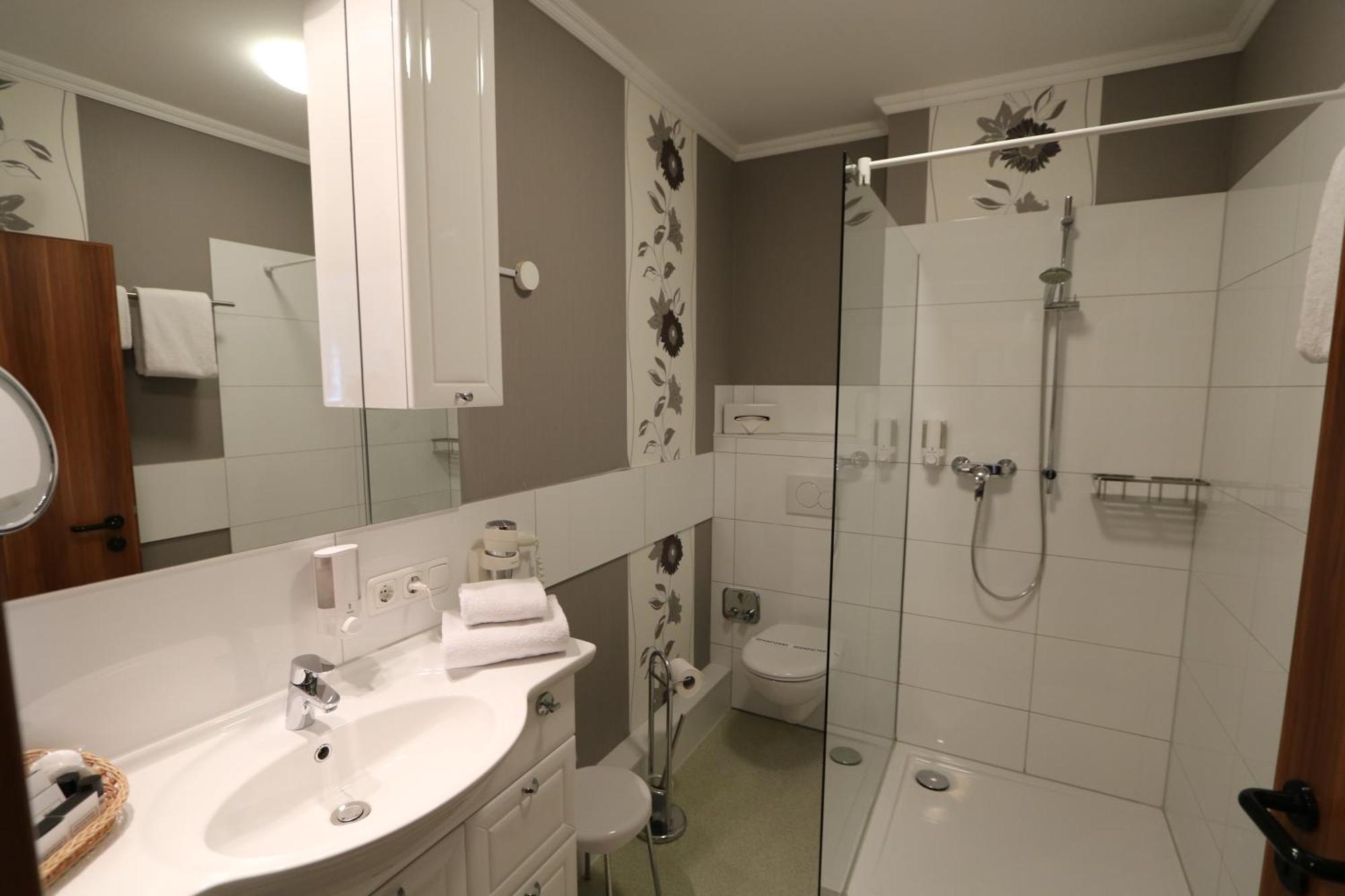 Hotel Deutscher Hof Бабенхаузен Екстериор снимка